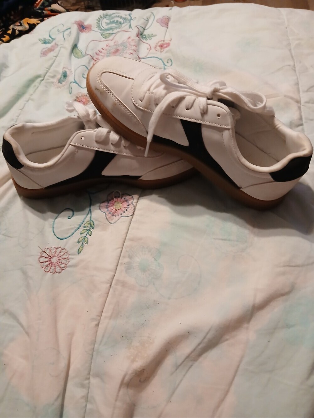 No Boundaries Ladies White Leather Sneakers with Black Side Stripe. Size 9.5 - Picture 3 of 9